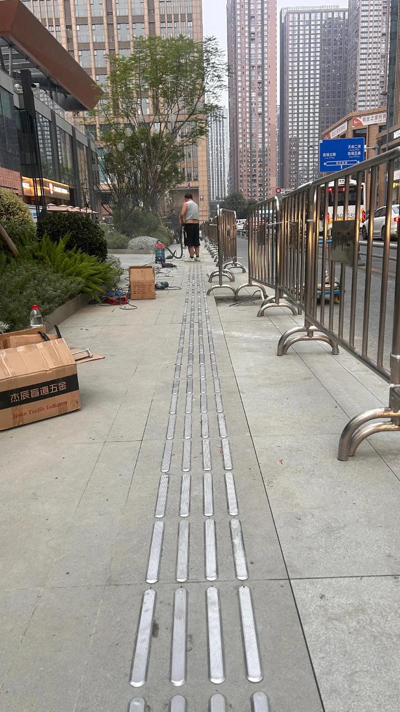 广州不锈钢盲道设计问题致多人摔倒事件引发关注-图2