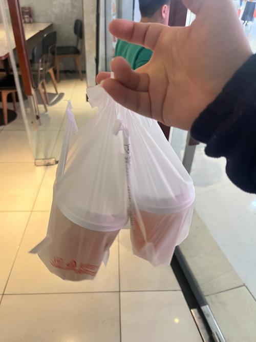 深圳奶茶店员不慎将拖鞋混入配料盆引发关注-图3