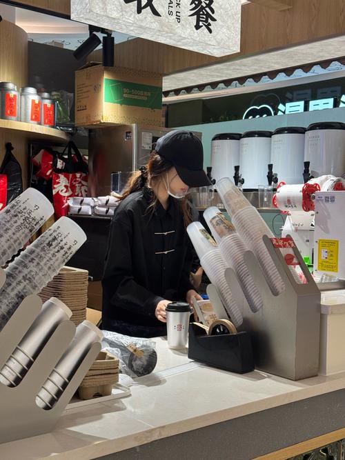 深圳奶茶店员不慎将拖鞋混入配料盆引发关注-图2