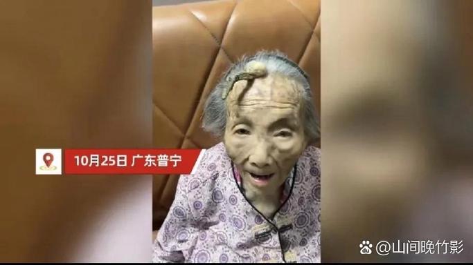 百岁老人童心未泯,偷玩曾孙玩具瞬间被记录-图3 百岁老人童心未泯,偷玩曾孙玩具瞬间被记录-图3