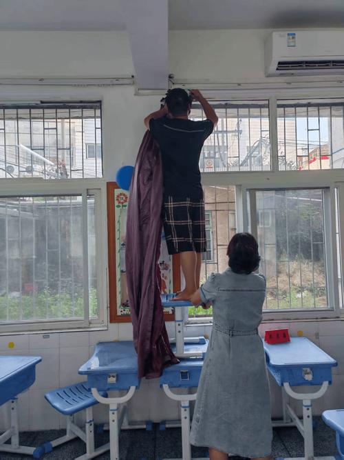 小学生户外打扫卫生引关注，官方回应释疑-图1