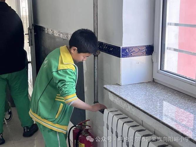 小学生户外打扫卫生引关注，官方回应释疑-图3