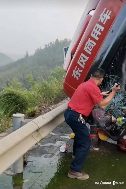 阳山货车撞公交侧翻事件惊心动魄-图3