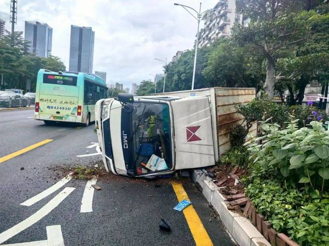 阳山货车撞公交侧翻事件惊心动魄-图2