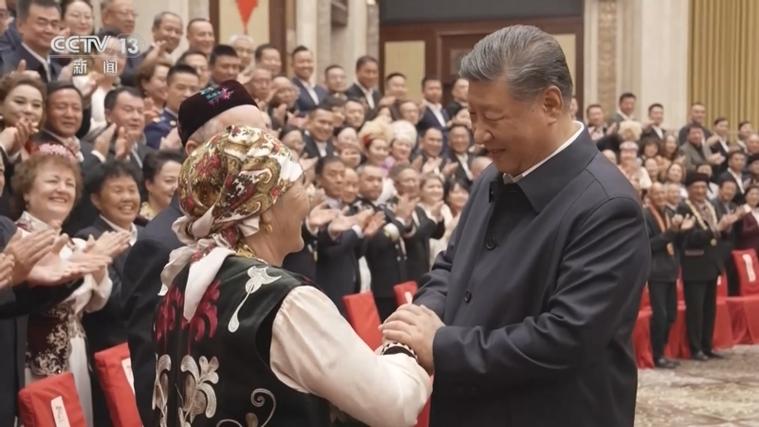 习近平亲切接见新疆各族各界代表 共话团结发展新篇章-图1