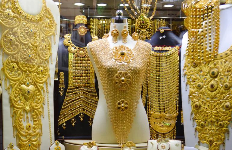 迪拜奢华公司打造10公斤黄金礼服惊艳亮相-图2