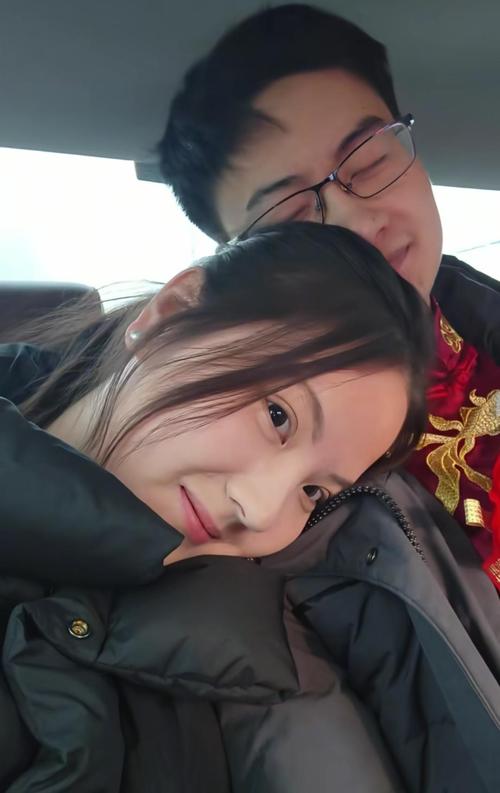 庞众望女友晒结婚登记照引发关注-图1