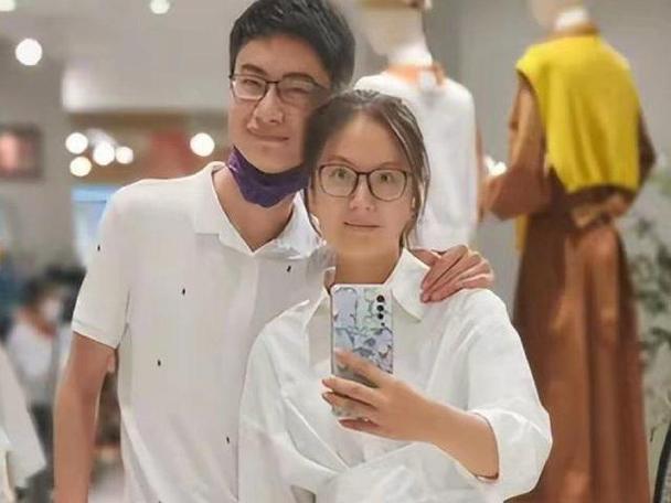庞众望女友晒结婚登记照引发关注-图3