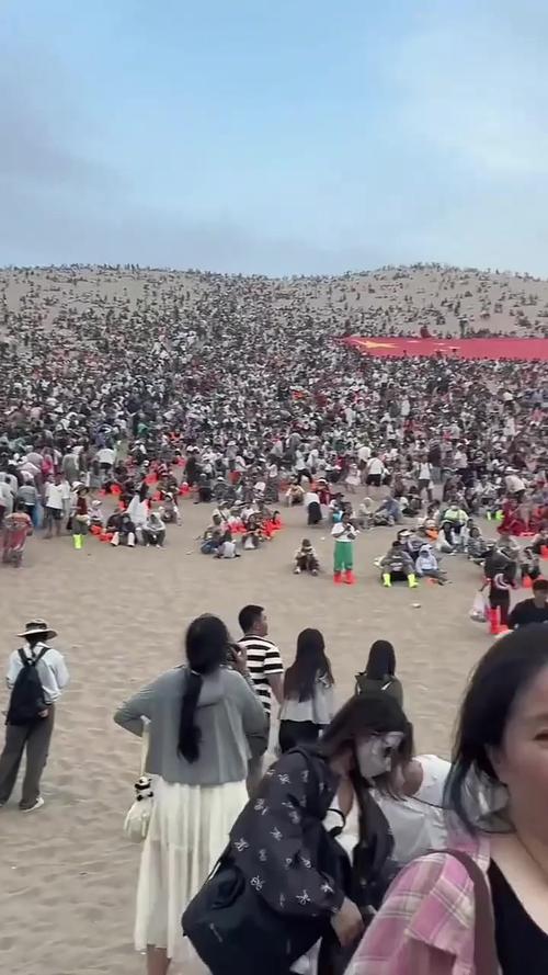 敦煌鸣沙山，人潮涌动，沙海变人海-图1