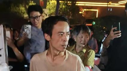鸡排哥墙边求合影，现场气氛窒息-图2