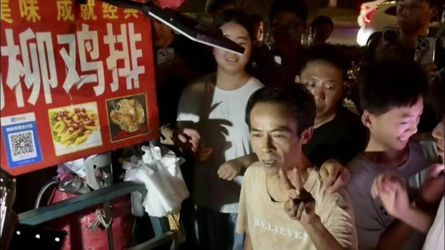 鸡排哥墙边求合影，现场气氛窒息-图1