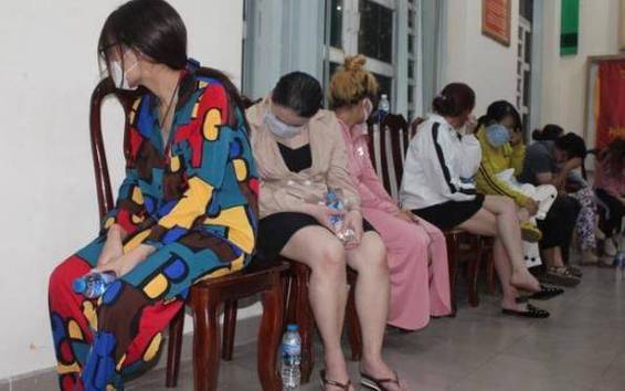 越南女富豪被捕，钞票路撒钱风波引关注-图2