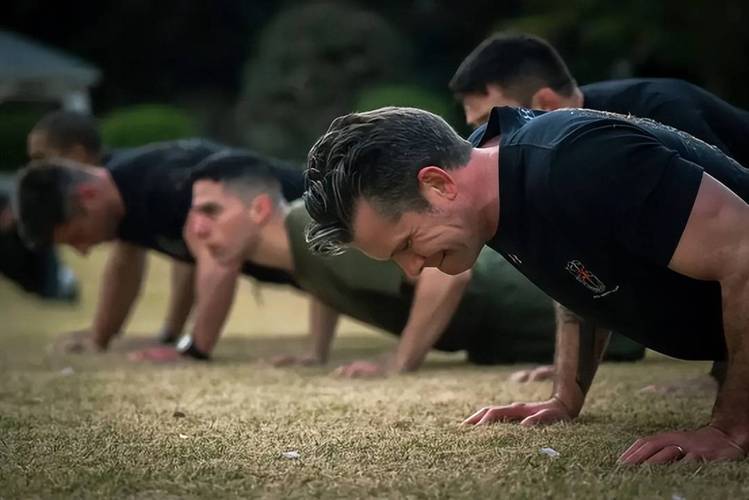 美战争部长率3068人创俯卧撑人数纪录-图2