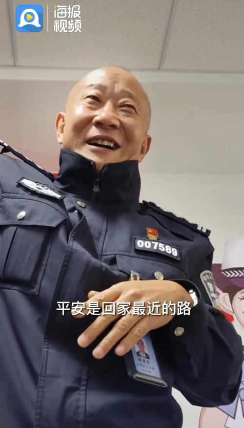 安保小哥脱口秀式引导圈粉无数-图2