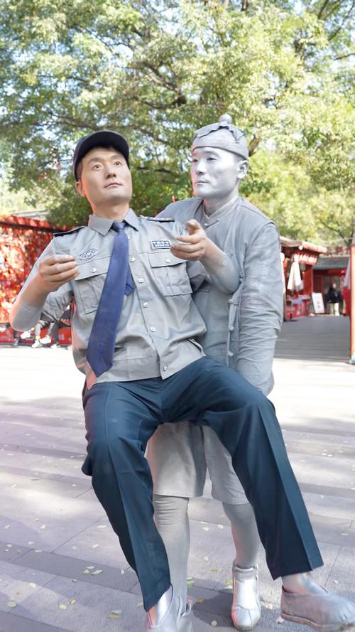 安保小哥脱口秀式引导圈粉无数-图3