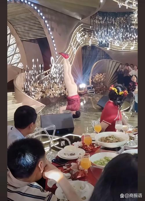 狂风中的浪漫，新人台风天办婚礼惊心动魄-图3