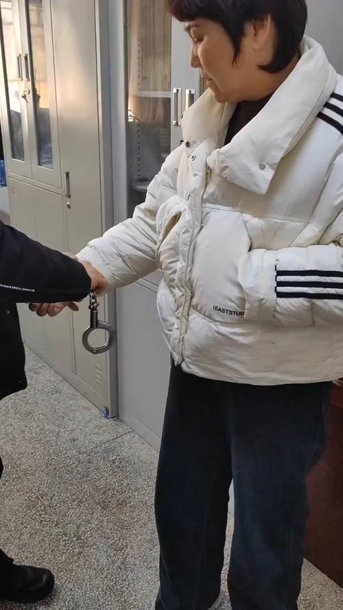 餐厅用餐突遭警方带走，小伙与女友遭遇何种风波？-图1