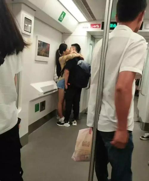扶梯惊魂，年轻情侣忘情吻戏险酿事故-图2