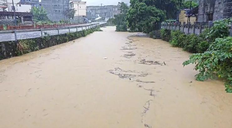 广西多地商铺受洪涝影响，积水达两层楼高-图3