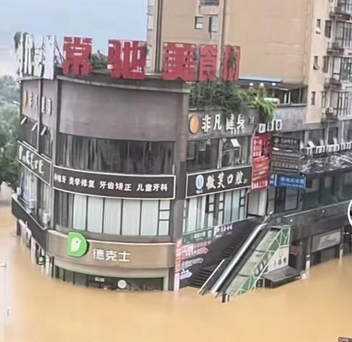广西多地商铺受洪涝影响，积水达两层楼高-图1