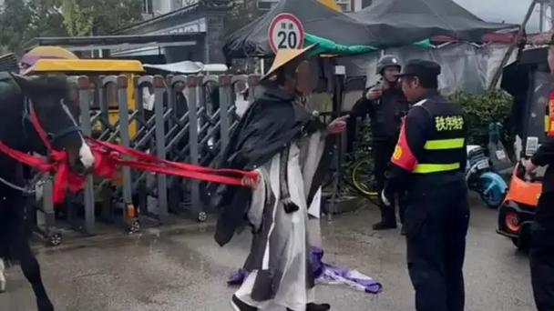 大理洱海骑马冲突事件，男子与保安起争执-图1