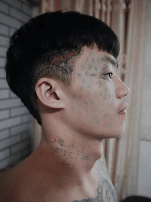 纹面男孩期待洗纹身，两次清洗将洗净印记-图2