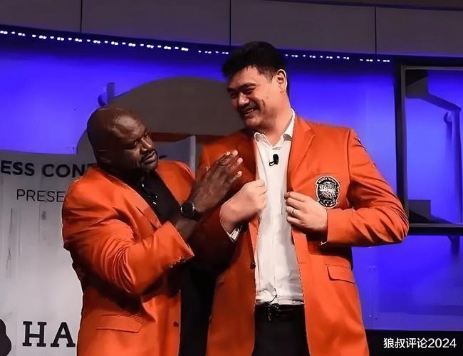 姚明成龙同框亮相NBA中国赛，身高差萌态十足-图3