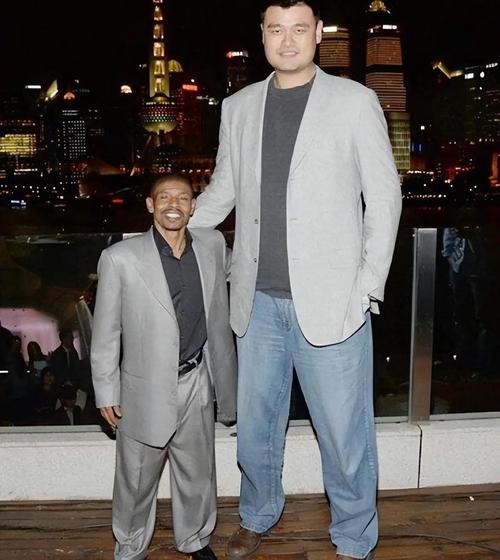 姚明成龙同框亮相NBA中国赛，身高差萌态十足-图1