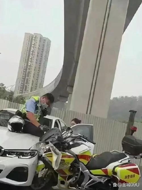 台湾高架桥惊魂，男子骑摩托坠落瞬间-图2