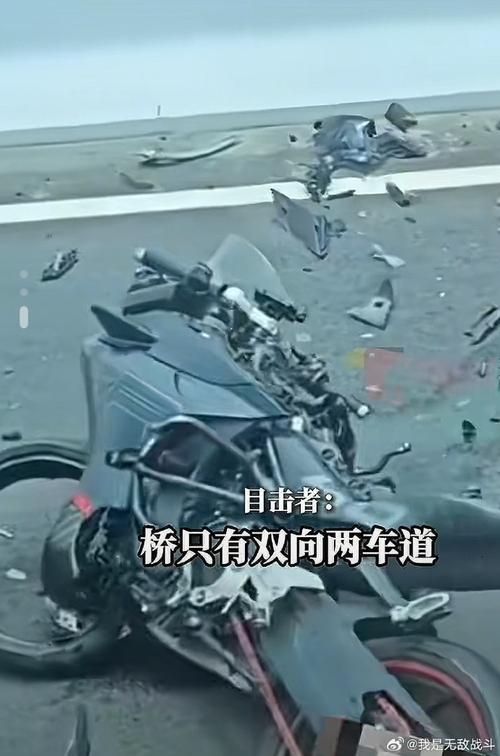 台湾高架桥惊魂，男子骑摩托坠落瞬间-图3
