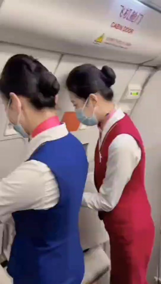 山航空姐换装新潮平底鞋，舒适出行新体验-图3