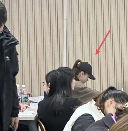 戚薇北大考场惊现身影，网友偶遇见证学霸风采-图1