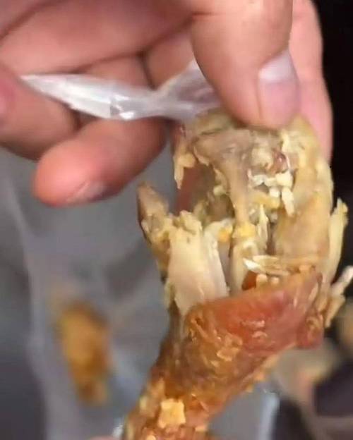 上海快餐店惊现活蛆炸鸭腿事件-图3