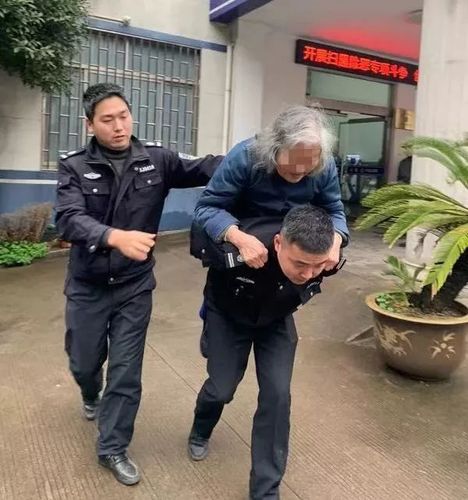 女子当众砍死83岁邻居，警方介入调查-图3