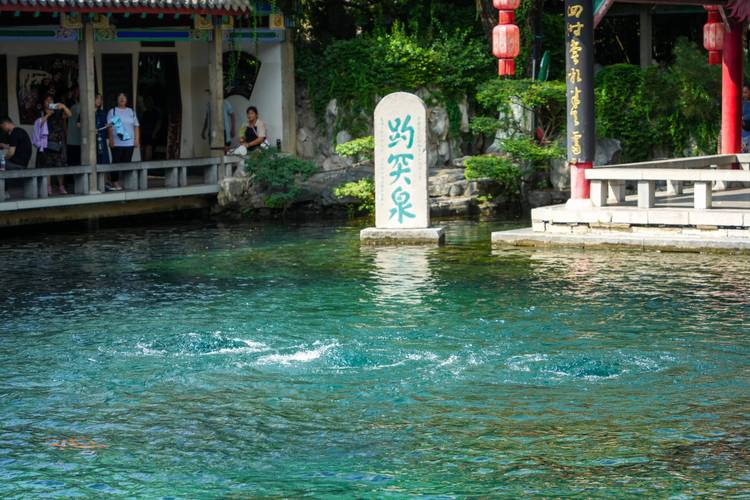 趵突泉景区奇观，无水泵却有水管之谜-图1