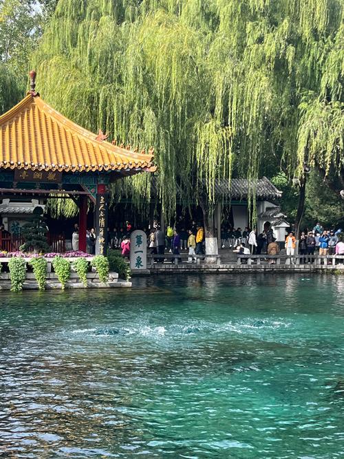 趵突泉景区奇观，无水泵却有水管之谜-图2