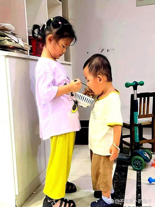 棉花糖爷爷温暖投喂小学生，栏杆间的爱心传递-图2