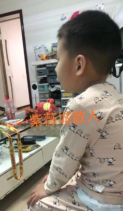 棉花糖爷爷温暖投喂小学生，栏杆间的爱心传递-图3