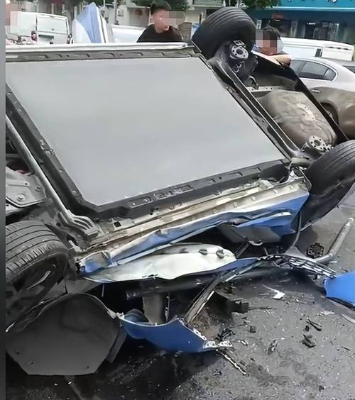 惊现街头！出租车集体侧翻惊险瞬间被捕捉-图3