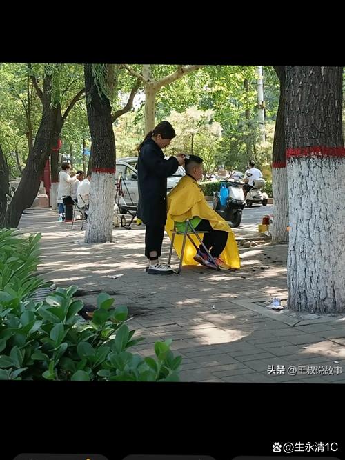 昆明理发摊一条街成为热门打卡地-图2 昆明理发摊一条街成为热门打卡地-图2