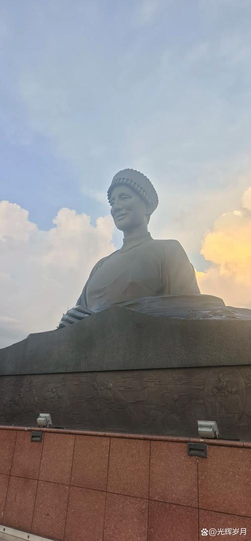 杨振宁雕像前鲜花簇拥,缅怀之情浓烈-图1 杨振宁雕像前鲜花簇拥,缅怀之情浓烈-图1