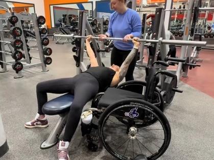 轮椅上的健美冠军，24岁女孩的励志夺冠之路-图2