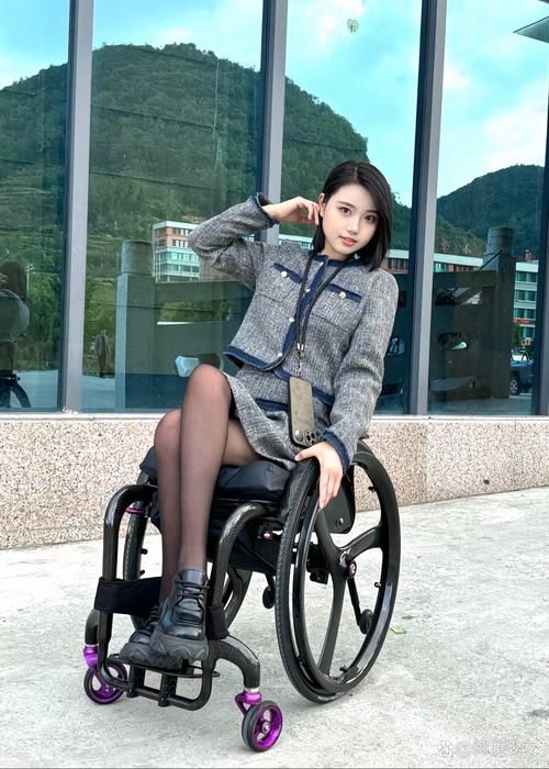 轮椅上的健美冠军，24岁女孩的励志夺冠之路-图1